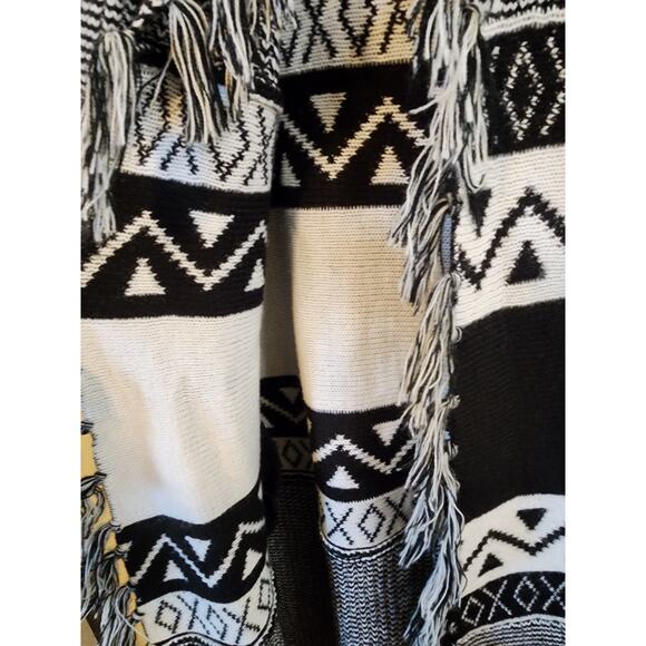 BB DAKOTA Black White BOHO Duster Cardigan Fringe Long SZ MED - Picture 9 of 9